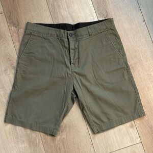 H&M button fly olive chino shorts in 100% cotton. 36 waist. Like new condition.